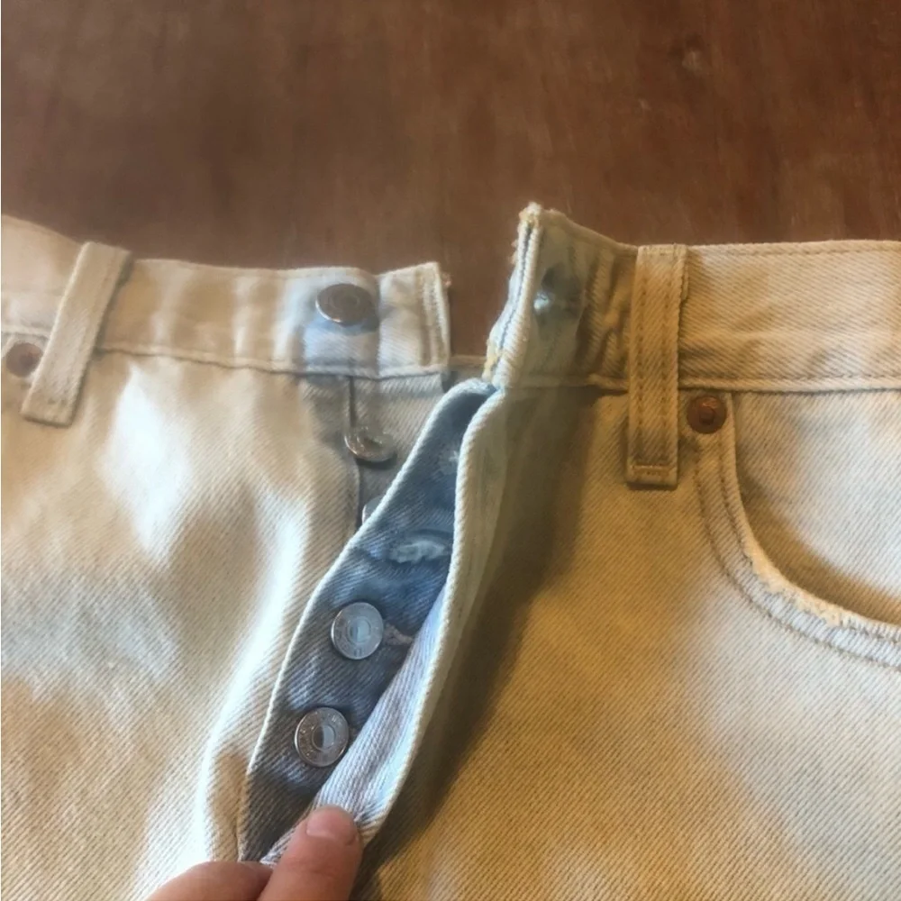 NWT Levi’s Wedgie Fit High-Rise Jean Shorts in Light Wash
